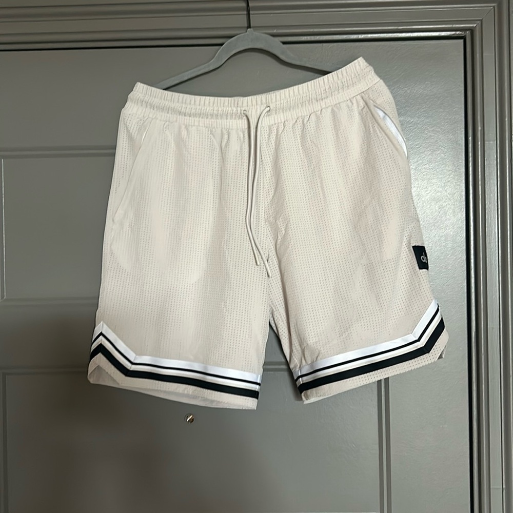 Men’s Alo Medium 9” traction arena shorts in Bone